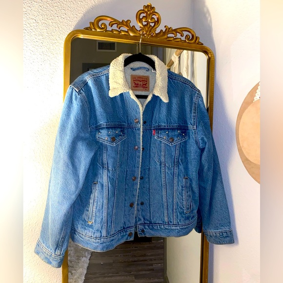 Levi's Jackets & Blazers - Levi’s Sherpa Trucker Jacket, size Medium.